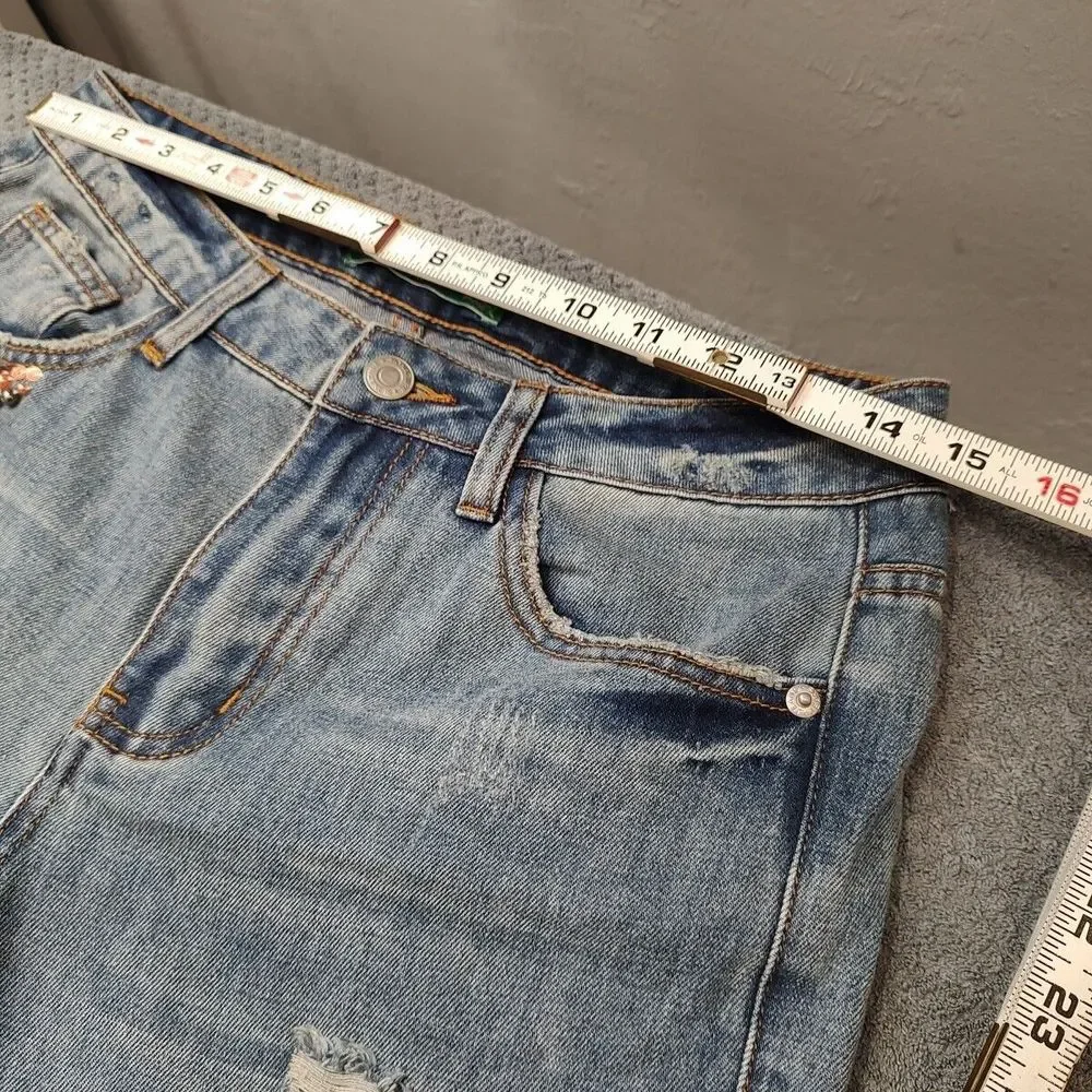 Signature Eight Women's‎ Jeans Sz Small Blue Denim Distressed Embellished TWEE